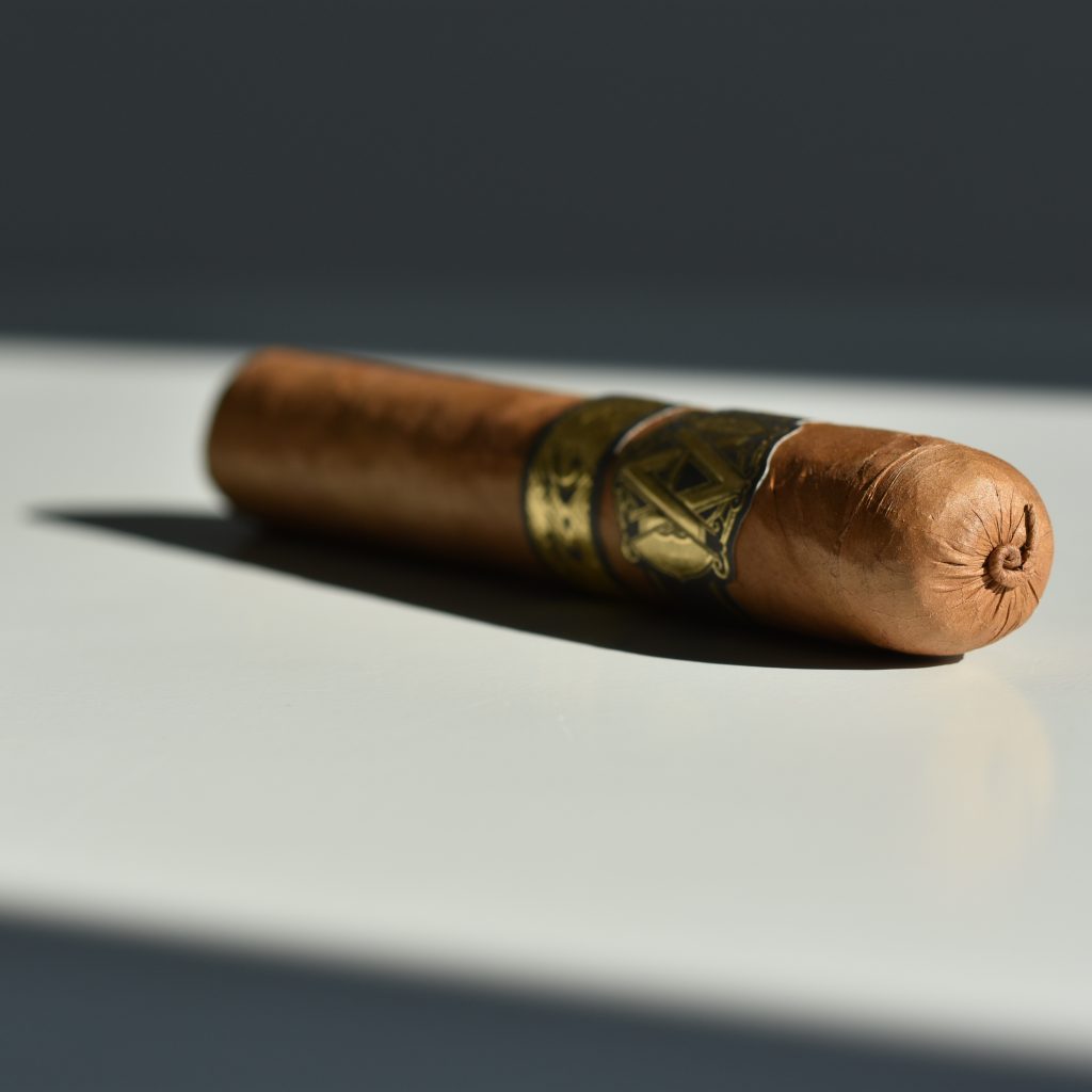 AVO Improvisation Outro 2022 White Robusto Grande polskiaficionado.pl