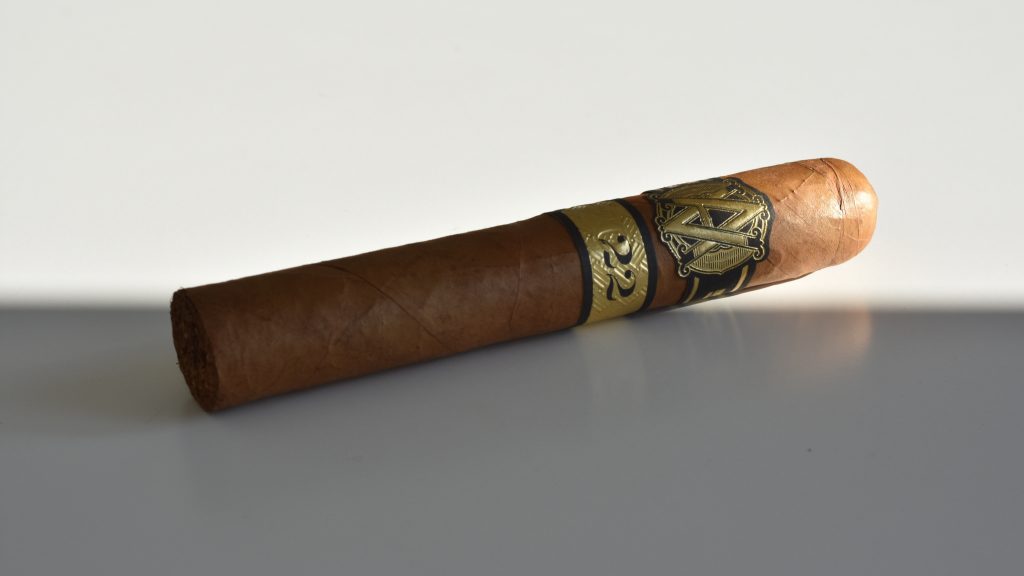 AVO Improvisation Outro 2022 White Robusto Grande polskiaficionado.pl