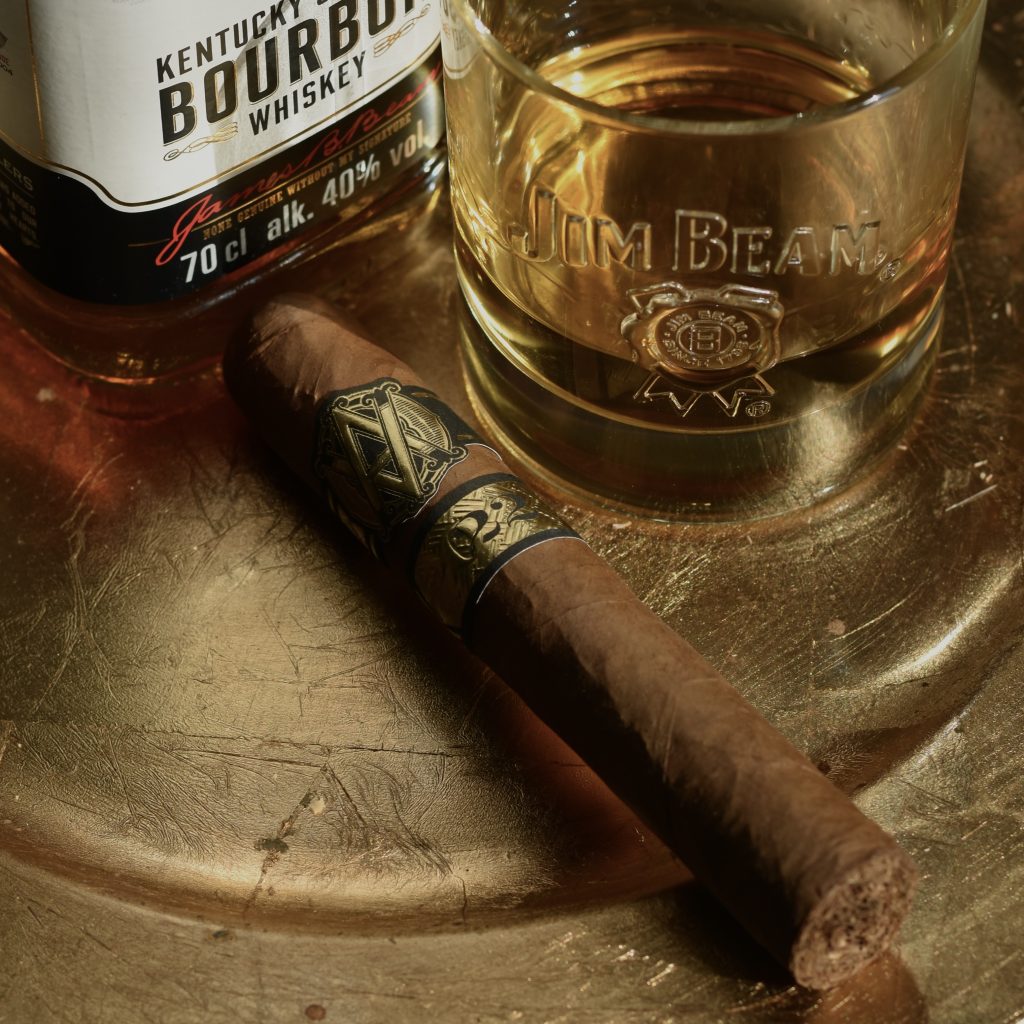 AVO Improvisation Outro 2022 White Robusto Grande polskiaficionado.pl