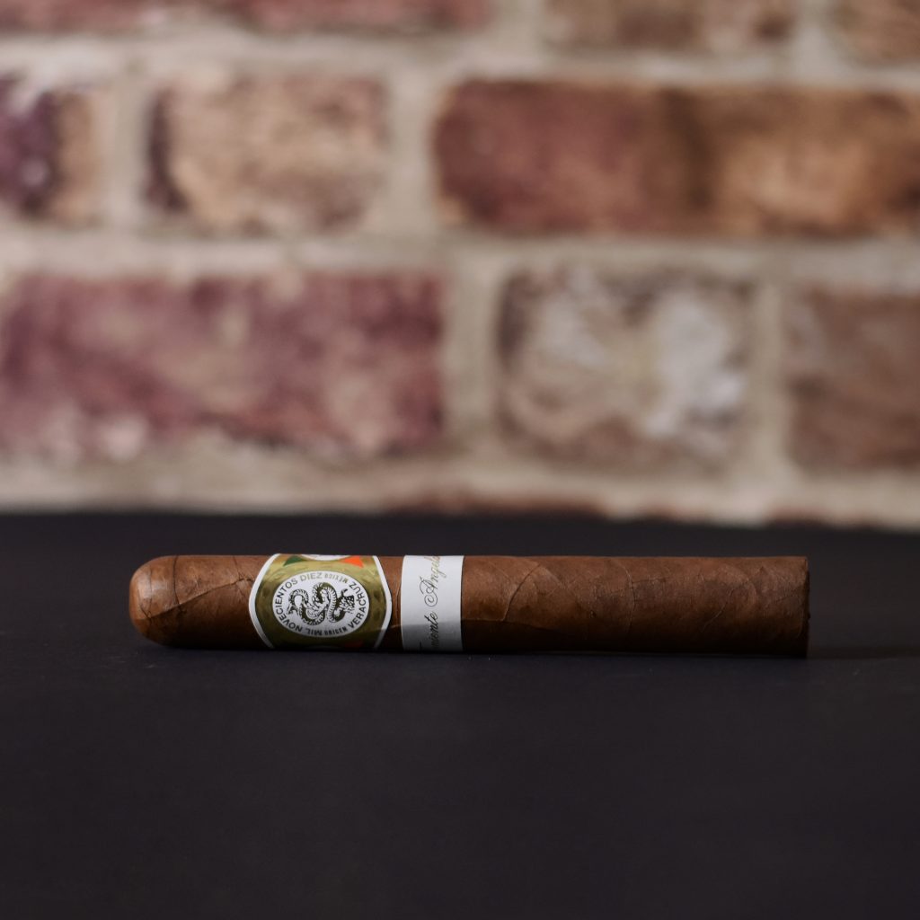 Casa 1910 Soldadera Edition Teniente Angela to cygaro wchodzące w skład linii, która oddaje cześć walecznym kobietom meksykańskiej rewolucji.